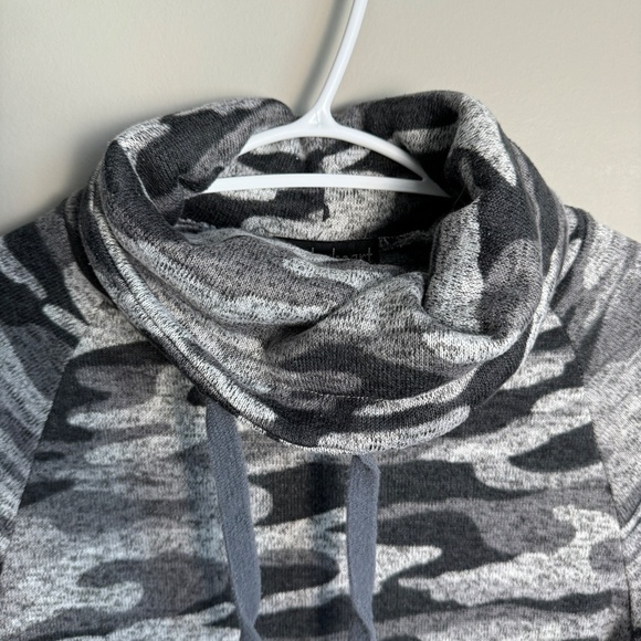 Derek Heart Women's Gray Camo Long Sleeve Turtleneck Knit Pullover Size‎ Small - Picture 3 of 13